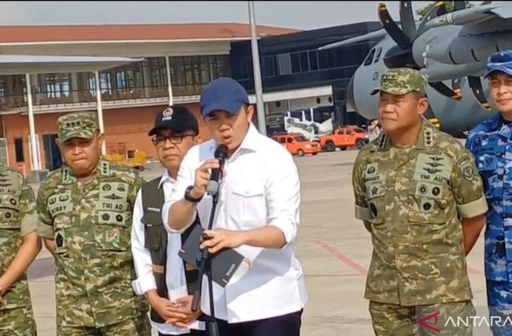 Sekretaris Kabinet Letkol Inf Teddy Indra Wijaya di Lanud Halim Perdanakusuma, Jakarta Timur, Jumat (28/11/2025) (ANTARA/Walda Marison)
