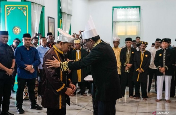 Upacara pemberian gelar kehormatan Kesultanan Tidore kepada Menteri Kebudayaan Fadli Zon di Kedaton Kesultanan Tidore, Maluku Utara. (ANTARA/HO-Kementerian Kebudayaan)
