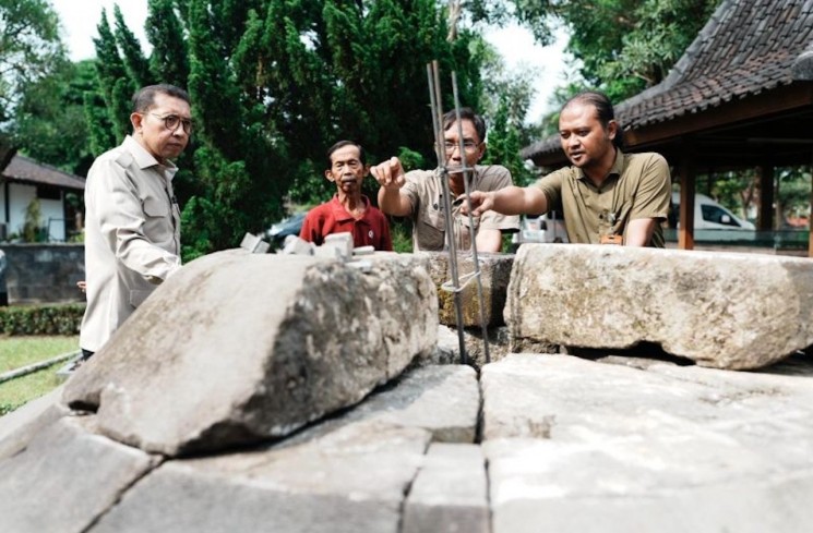 Menteri Kebudayaan (Menbud) RI Fadli Zon meninjau Balai Konservasi Candi Borobudur di Kabupaten Magelang, Jawa Tengah, yang merupakan bagian dari komitmen Kementerian Kebudayaan (Kemenbud) dalam melestarikan cagar budaya sebagai upaya pemajuan kebudayaan nasional. (dok. Kementerian Kebudayaan RI)
