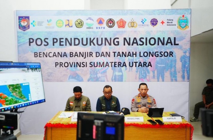 Kapolri Jenderal Polisi Listyo Sigit Prabowo (kanan) saat rapat koordinasi penanganan bencana di Medan, Sumatera Utara, Minggu (30/11/2025). ANTARA/HO-Divisi Humas Polri.
