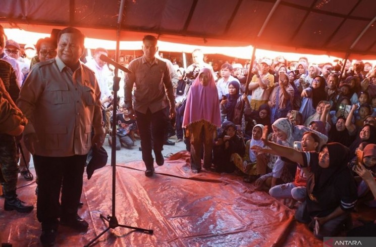 Presiden Prabowo Subianto (kiri) menyapa para pengungsi terdampak banjir bandang di posko pengungsian di Bumi Kasai Permai, Kabupaten Padang Pariaman, Sumatra Barat, Senin (1/12/2025). ANTARA FOTO/Galih Pradipta/app.
