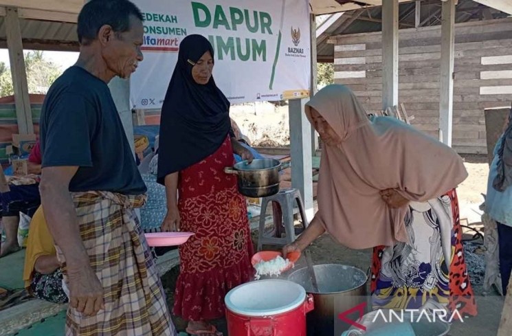 Korban banjir di dapur umum di Dusun Meunasah Krueng, Gampong Manyang Cut, Kecamatan Meureudu, Kabupaten Pidie Jaya, Provinsi Aceh, Senin (1/12/2025). ANTARA/M Haris SA

