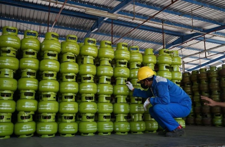 Petugas memantau stok LPG di Surabaya, Jatim. ANTARA/HO-PT Pertamina Patra Niaga
