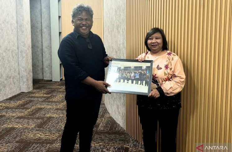 Redaktur Pelaksana II Lembaga Kantor Berita Nasional (LKBN) Antara Sigit Pinardi (kiri) memberikan cendera mata kepada Ketua Komnas HAM Anis Hidayah (kanan) usai kunjungan ke ANTARA Heritage Center, Jakarta, Selasa (2/12/2025). (ANTARA/Agatha Olivia Victoria)
