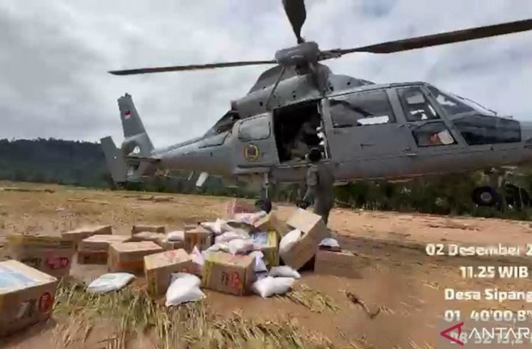 Helikopter milik Puspenerbal dikerahkan untuk antar logistik bantuan korban banjir di Tapanuli Tengah, Sumatera Utara, Selasa (2/12/2025). ANTARA/Ho-Humas TNI AL

