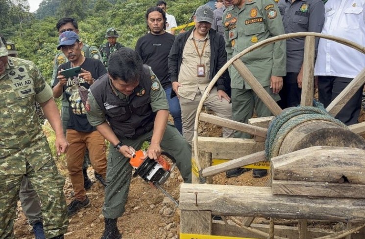 Dirjen Gakkum Kemenhut Dwi Januanto Nugroho (tengah) meggergaji fasilitas tambang ilegal dalam operasi gabungan Kemenhut bersama Satgas PKH di kawasan TN Gunung Halimun Salak, Banten, Rabu (3/12/2025). ANTARA/HO-Kemenhut
