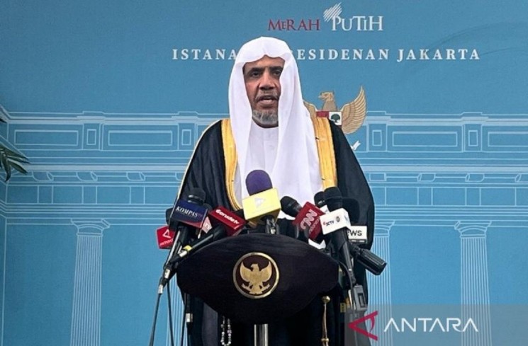 Sekretaris Jenderal Liga Muslim Dunia Syekh Mohammed bin Abdulkarim Al-Issa memberikan keterangan pers di Kompleks Istana Kepresidenan, Jakarta, Kamis (4/12/2025). (ANTARA/Fathur Rochman)

