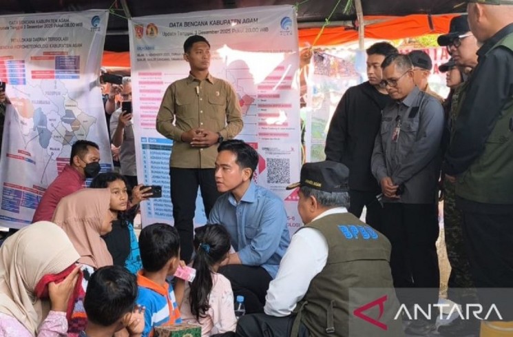 Wakil Presiden Gibran Rakabuming Raka berdialog dengan para korban banjir bandang di posko pengungsi Kabupaten Agam, Sumatera Barat, Kamis (4/12/2025). ANTARA/Dokumentasi Pribadi
