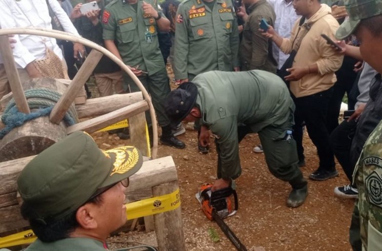 Satuan Tugas (Satgas) Penertiban Kawasan Hutan (PKH) melakukan penutupan lubang pertambangan emas tanpa izin (PETI) di Blok Cirotan Kawasan Hutan Konservasi Taman Nasional Gunung Halimun Salak (TNGHS). ANTARA/Mansyur
