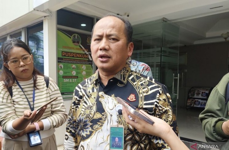 Kepala Pusat Penerangan Hukum (Kapuspenkum) Kejaksaan Agung Anang Supriatna memberikan keterangan pers di Gedung Kejaksaan Agung, Jakarta, Jumat (5/12/2025). ANTARA/Nadia Putri Rahmani
