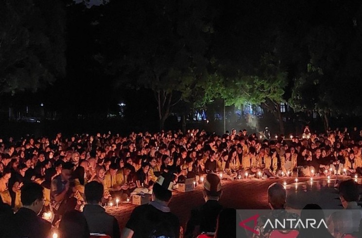 Aksi 1.000 lilin di halaman Rektorat UPR, Palangka Raya, Kamis (4/11/2025). ANTARA/Rajib Rizali
