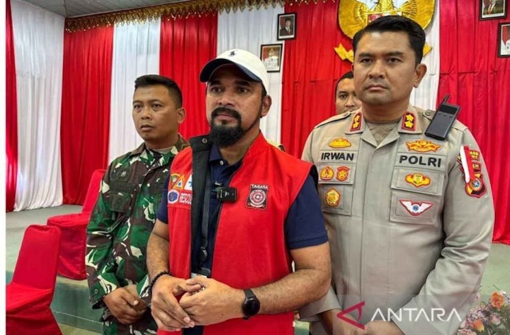 Bupati Aceh Timur Iskandar Usman Alfarlaky (tengah). ANTARA/Hayaturrahmah
