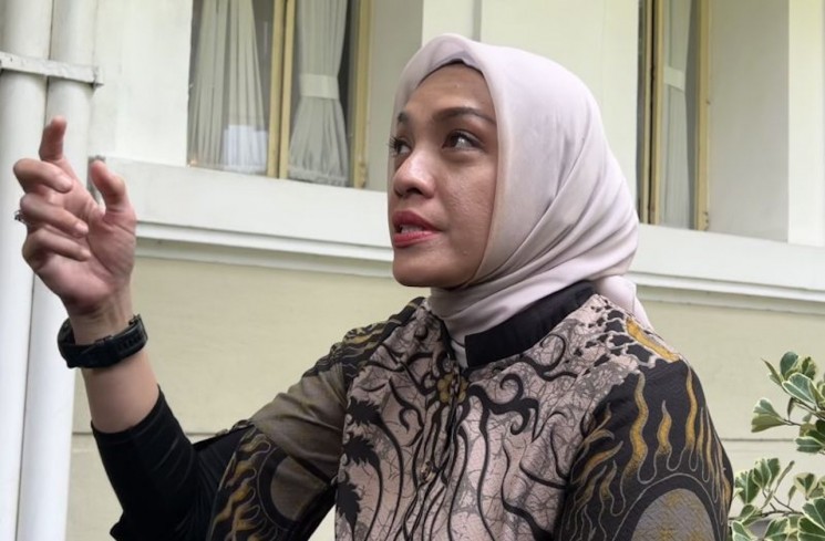 Juru Bicara Kementerian ESDM Dwi Anggia memberi keterangan ketika ditemui, di Kantor Kementerian ESDM, Jakarta, Jumat (5/12/2025). ANTARA/Putu Indah Savitri
