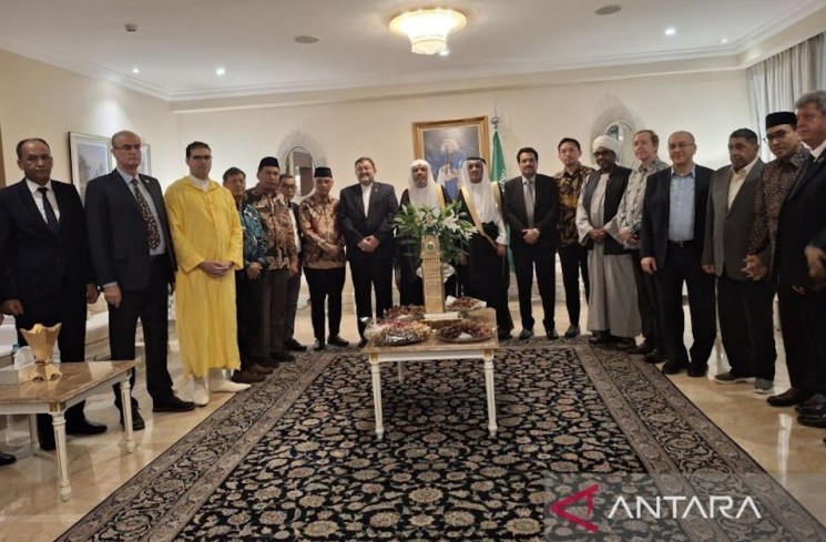 Sekretaris Jenderal Liga Muslim Dunia (World Muslim League/WML) Syekh Mohammed bin Abdulkarim Al-Issa (ke-9 dari kiri) dalam pertemuan dengan para tokoh agama dan politik Indonesia, serta duta besar negara-negara sahabat di Kediaman Duta Besar Arab Saudi untuk Indonesia di Jakarta, Jumat (5/12/2025). /ANTARA/Katriana.
