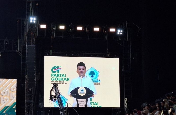 Ketua Umum Partai Golkar Bahlil Lahadalia berikan sambutan dalam doa bersama Perayaan Puncak HUT ke-61 Golkar di Istora Senayan, Jakarta, Jumat (5/12/2025). ANTARA/Fianda Sjofjan Rassat

