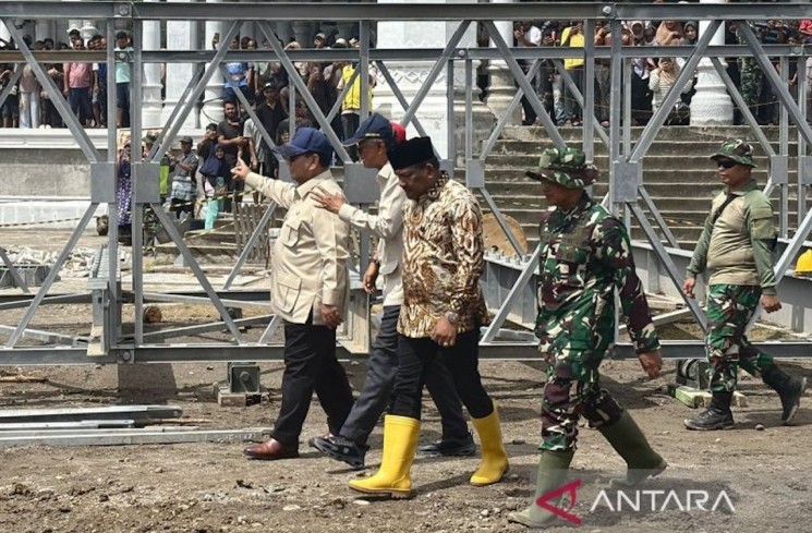 Presiden Prabowo Subianto (kiri) mengecek perakitan dan pemasangan jembatan bailey untuk menggantikan sementara Jembatan Teupin Mane yang putus karena banjir bandang di Kecamatan Juli, Kabupaten Bireuen, Provinsi Aceh, Minggu (7/12/2025). ANTARA/Genta Tenri Mawangi/pri.
