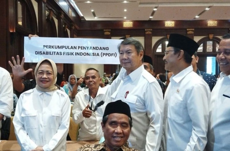 Wakil Ketua Dewan Pembina Partai Gerindra Hashim Djojohadikusumo (ketiga kanan) saat berfoto bersama Perkumpulan Penyandang Disabilitas Fisik Indonesia di Jakarta, Senin (8/12/2025). ANTARA/Muhammad Rizki
