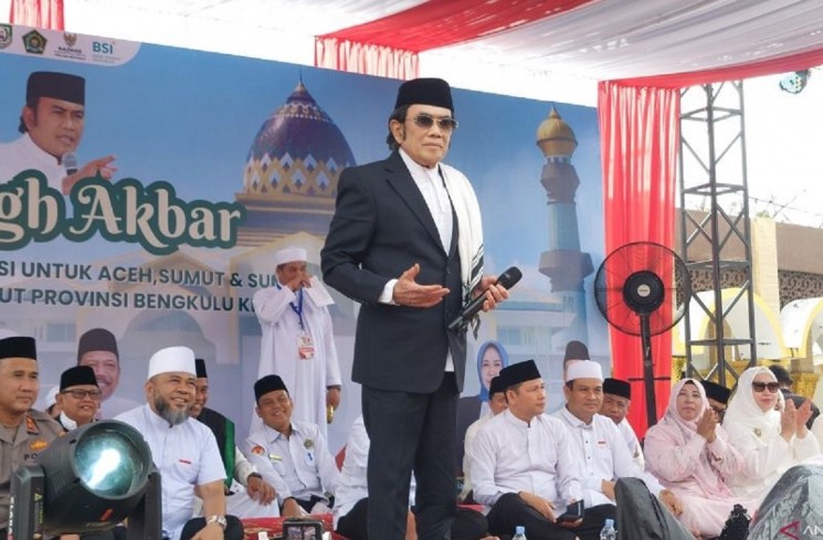 Rhoma Irama dalam kegiatan Tabligh Akbar doa bersama dan donasi untuk Aceh, Sumatera Utara dan Sumatera Barat, di Bengkulu, Senin. (08/12/2025) ANTARA/Boyke Ledy Watra
