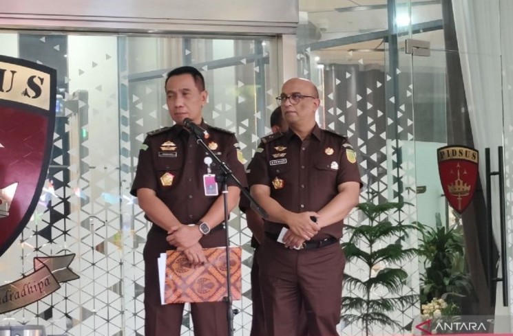 Direktur Penuntutan pada Jaksa Agung Muda Bidang Tindak Pidana Khusus (Jampidsus) Riono Budisantoso (kiri) bersama Direktur Penyidikan pada Jampidsus Syarif Sulaeman Nahdi (kanan) memberikan keterangan pers di Gedung Jampidsus Kejaksaan Agung, Jakarta, Senin (8/12/2025). (ANTARA/Nadia Putri Rahmani)
