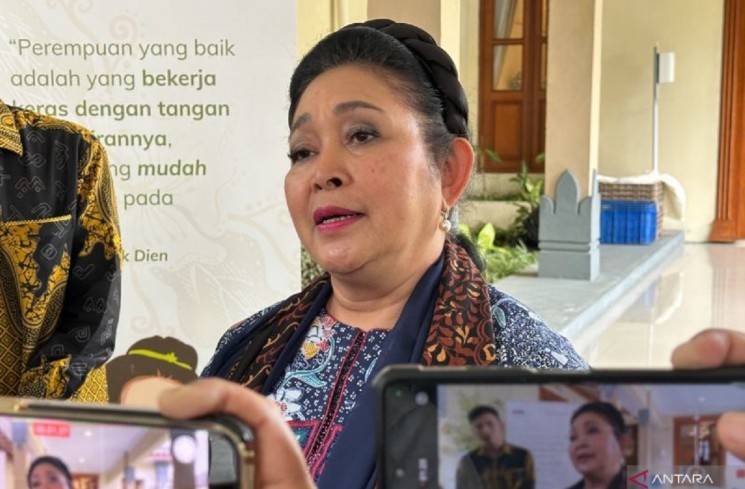 Ketua Komisi IV DPR RI Siti Hediati Hariyadi alias Titiek Soeharto memberikan keterangan usai menghadiri salah satu rangkaian Hari Antikorupsi Sedunia 2025, di Kompleks Kepatihan, Kota Yogyakarta, Daerah Istimewa Yogyakarta, Senin (8/12/2025). (ANTARA/Rio Feisal)
