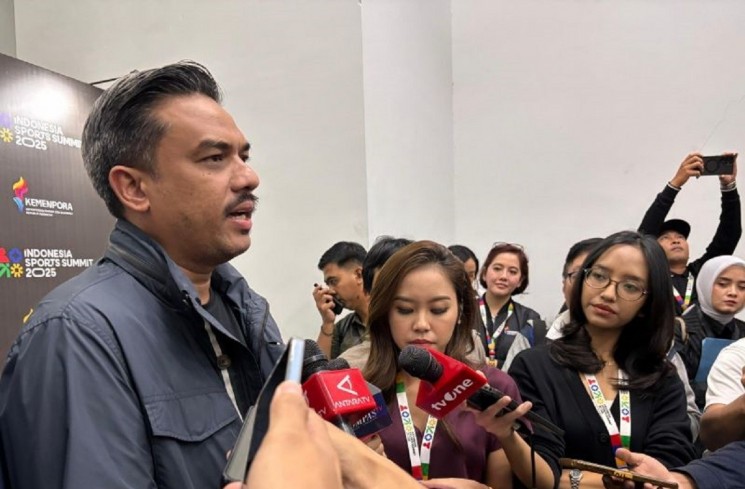 Menteri Usaha Mikro Kecil dan Menengah (UMKM) Maman Abdurrahman seusai mengisi panel diskusi di Indonesia Sports Summit 2025 yang berlangsung di Indonesia Arena, Jakarta, Minggu (07/12/2025). ANTARA/Fajar Satriyo
