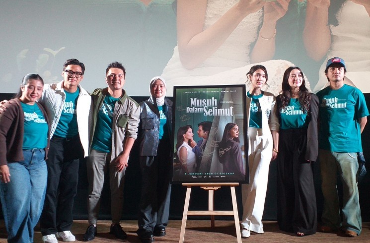 Yasmin Napper dan para pemain film 'Musuh Dalam Selimut'. (ist)