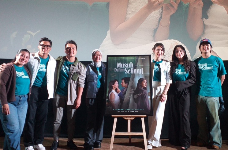 Yasmin Napper dan para pemain film 'Musuh Dalam Selimut'. (ist)