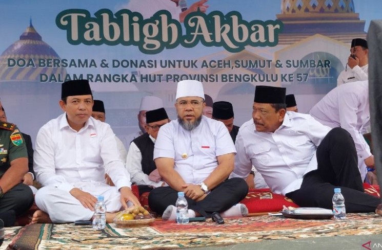 Gubernur Bengkulu Helmi Hasan (tengah) pada kegiatan Tabligh Akbar doa bersama dan donasi untuk Aceh, Sumatera Utara dan Sumatera Barat di Bengkulu, Senin. (8/12/2025). ANTARA/Boyke Ledy Watra
