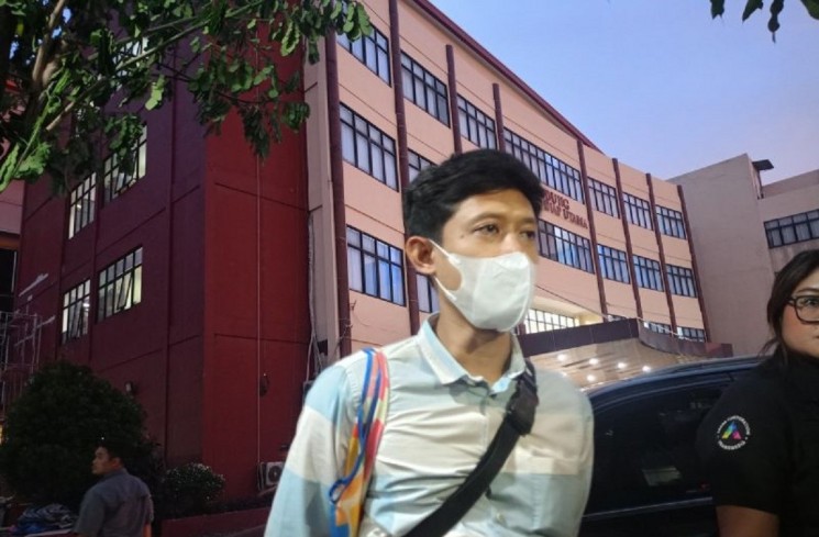 Sepupu suami korban hamil yakni Prasetyo (33) di RS Polri Kramat Jati, Jakarta Timur, Selasa (9/12/2025). (ANTARA/Siti Nurhaliza)
