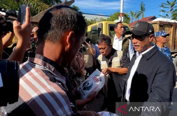 Arsip - Menteri Pertanian sekaligus Kepala Badan Pangan Nasional (Bapanas) Andi Amran Sulaiman (kanan) menyaksikan Direktur Utama Bulog Ahmad Rizal Ramdhani (kedua kanan baris belakang) dan Bupati Tapanuli Tengah Masinton Pasaribu (tengah), menyerahkan bantuan pangan kepada warga terdampak banjir di Kabupaten Tapabuli Tengah, Sumatera Utara, Rabu (3/12/2025). ANTARA/Harianto
