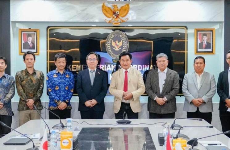 Menko Kumham Imipas RI Yusril Ihza Mahendra (tengah kanan) bersama Kuasa Usaha Kedutaan Besar Jepang di Jakarta Myochin Mitsuru (tengah kiri) dalam pertemuan di Jakarta, Selasa (9/12/2025). ANTARA/HO-Kemenko Kumham Imipas RI
