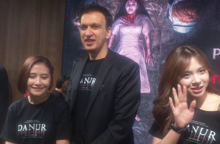 Prilly Latuconsina, Manoj Punjabi dan artis Film Danur. (ist)