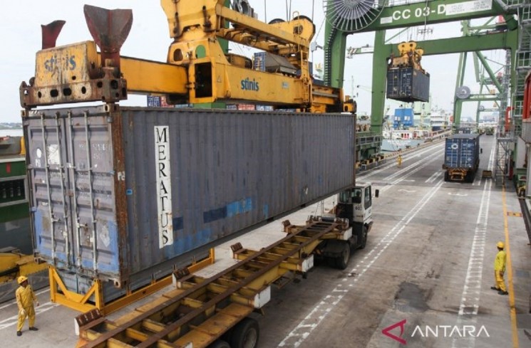 Petugas mengawasi proses bongkar muatan peti kemas di PT Terminal Teluk Lamong, Surabaya, Jawa Timur, Selasa (9/12/2025). ANTARA FOTO/Didik Suhartono/bar
