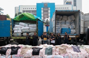 Bea Cukai Gagalkan Penyelundupan Besar: 3 Kontainer dan 2 Truk Balpres Ilegal Disita