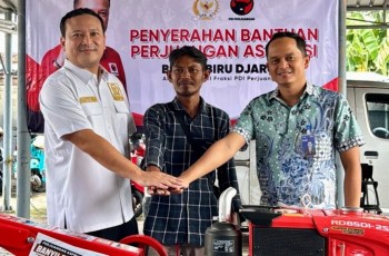 Banyu Biru Djarot Tegaskan Peran Vital Petani, Salurkan Puluhan Alat Pertanian di Madiun