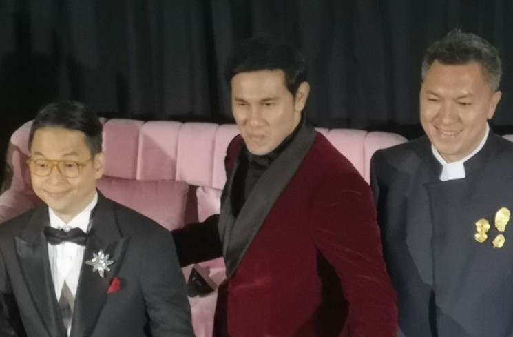Aktor Vino G Bastian (tengah) bersama sutradara Ernest Prakasa (kiri), dan produser Dipa Andika (kanan) saat acara gala perdana film 