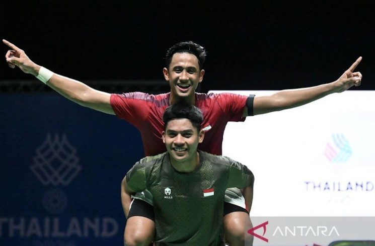 Pebulu tangkis tunggal putra Indonesia Moh Zaki Ubaidillah (bawah) menggendong rekan senegaranya Alwi Farhan (atas) usai final tunggal putra bulu tangkis SEA Games 2025 di Gymnasium Thammasat University, Pathum Thani, Bangkok, Thailand, Minggu (14/12/2025). Alwi Farhan meraih medali emas tunggal putra usai mengalahkan pebulu tangkis Indonesia Moh Zaki Ubaidillah 2-1. ANTARA FOTO/Nova Wahyudi/agr/pri. (ANTARA FOTO/NOVA WAHYUDI)
