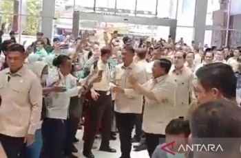 Prabowo Jenguk Korban Kecelakaan Mobil Pengantar MBG di RSUD Koja