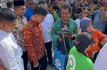 Tinjau Kesiapan Nataru di Stasiun Tawang, Wapres Gibran Salurkan Sembako kepada Pengemudi Ojol