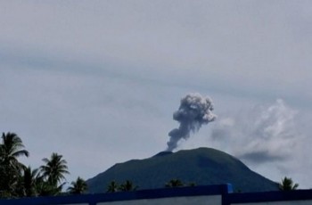 Gunung Ibu Erupsi, Semburkan Abu Vulkanik Setinggi 600 Meter
