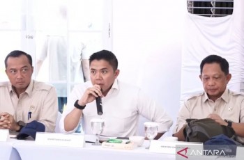 Seskab Teddy Indra Wijaya Buka Ratas Bahas Proyek 15 Ribu Hunian Sementara Danantara