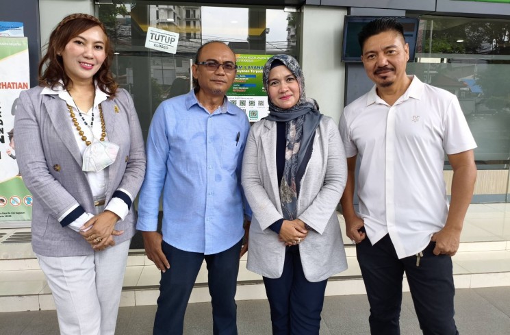 Pihak Penggugat dan Kuasa Hukumnya. (ist)