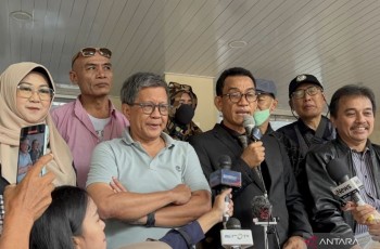 Rocky Gerung Bela Dokter Tifa di Polda Metro: Meneliti Itu Metodologi, Bukan Penghinaan!