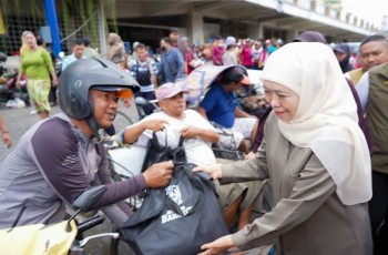 Khofifah Salurkan Ratusan Paket Sembako untuk Warga Surabaya Jelang Ramadhan