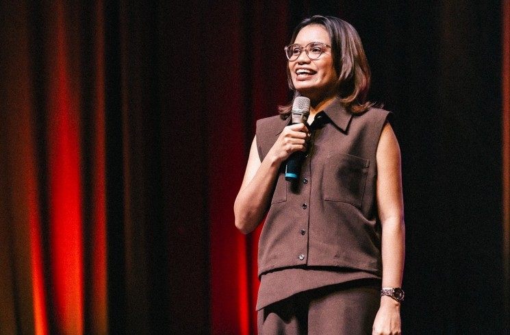 Priska Baru Segu untuk pertunjukan spesial stand-up comedy terbarunya bertajuk “Pertigapuluhan”. (istimewa)