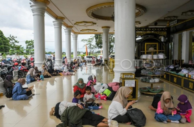 Arsip - Pemudik sepeda motor beristirahat di Masjid Jami An Nur, Karawang, Jawa Barat, Jumat (28/3/2025). ANTARA FOTO/Sulthony Hasanuddin/wpa
