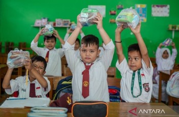 DPR Tegaskan Program Makan Bergizi Gratis Tak Kurangi Anggaran Infrastruktur Pendidikan