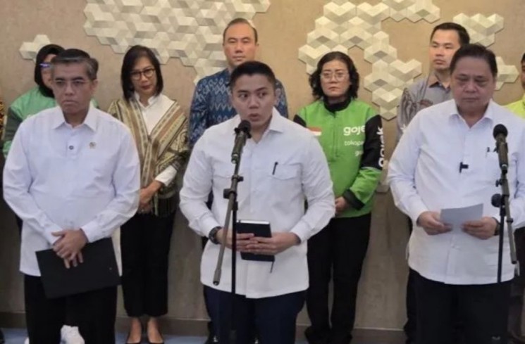 Menteri Koordinator Bidang Perekonomian Airlangga Hartarto (kanan), Menteri Ketenagakerjaan Yassierli (kiri) dan Sekretaris Kabiner Teddy Indra Wijaya (tengah) dalam Konferensi Pers Terkait Kebijakan THR, BHR, dan Stimulus Ekonomi Idul Fitri di Kantor Kemenko Perekonomian, Jakarta, Selasa (3/3/2026). (ANTARA/Bayu Saputra)
