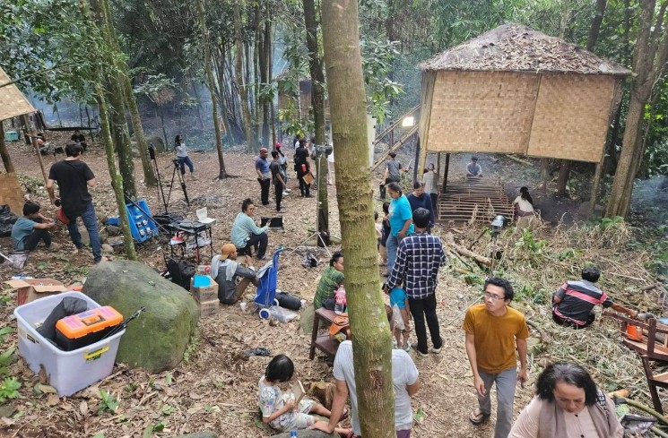 Samuel Rizal, Leoni Vitria dan Para Pemain Film Kolong Mayit. (ist)