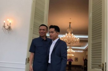 Gibran Peluk Rismon Sianipar di Istana: Kita Saudaraan, Enggak Ada Apa-apa Lagi